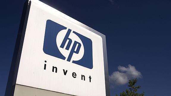 Logotipo de HP a la entrada de las oficinas de Hewlett-Packard en Meyrin, Suiza.