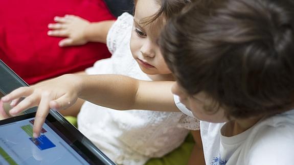 Los padres que trabajan delante de un ordenador prefieren actividades offline con sus hijos.