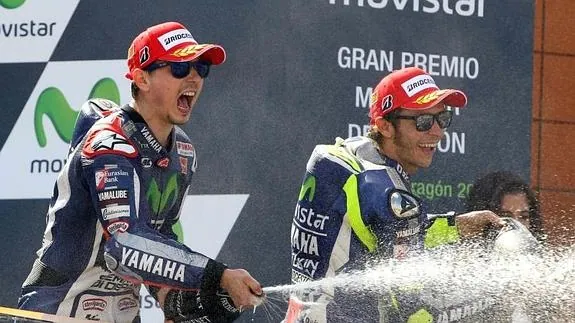 Jorge Lorenzo y Valentino Rossi, en el podio de Alcañiz. 