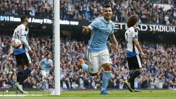 Sergio Agüero celebra uno de sus goles ante el Newcastle. 