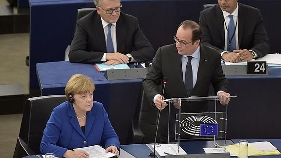 Hollande interviene en la Eurocámara, en presencia de Merkel. 