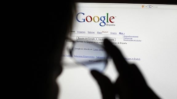 Un internauta realiza una consulta en el buscador de Google.