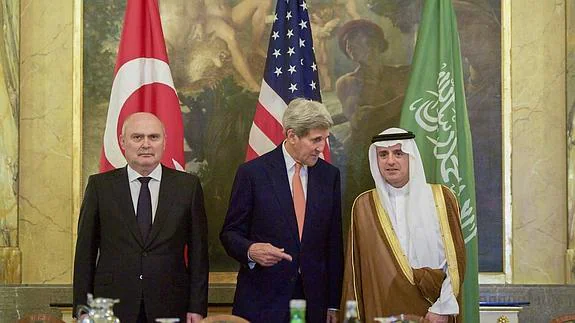 John Kerry (c) junto a los ministros de Exteriores de Turquía y Arabia Saudí.