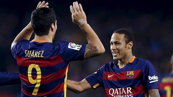 Suárez y Neymar celebran uno de los goles ante el Eibar. 