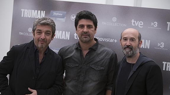 Ricardo Darín, Cesc Gay y Javier Cámara, durante la presentación de ‘Truman’ en Madrid.