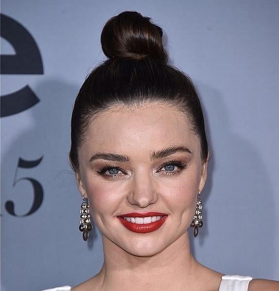 El moño alto de Miranda Kerr. 