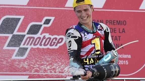 Danny Kent celebra el título mundial. 