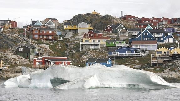 Un iceberg flota frente a una localidad de Groenlandia. 