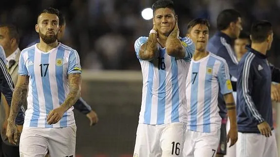 Los jugadores de Argentina, tras el empate ante Brasil. 