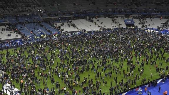 Los espectadores proceden a la evacuación de Saint-Denis. 