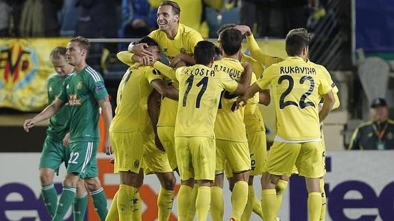 Los jugadores del Villarreal celebran el gol de la victoria. 
