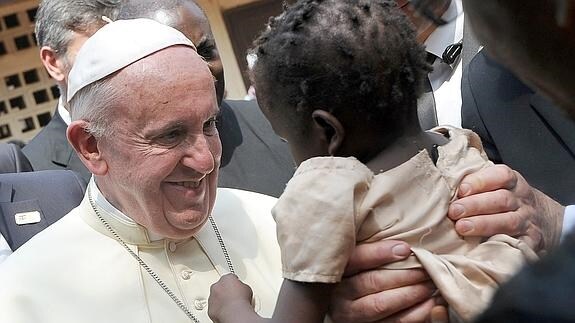 El Papa Francisco visita un campo de refugiados en Bangui. 