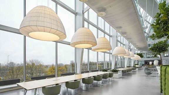 La iluminación mejora la eficiencia energética y el rendimiento de los empleados en las oficinas