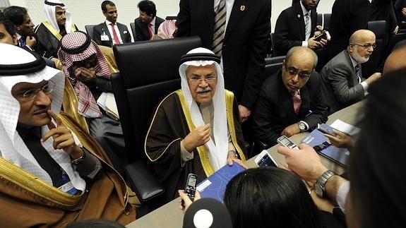 El ministro del Petróleo saudí atiende a la prensa al inicio de la 168º reunión de la OPEP. 