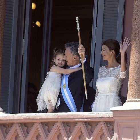 El nuevo presidente argentino, Mauricio Macri, coge en brazos a su hija Antonia en el balcón de la Casa Rosada en Buenos Aires (Argentina).