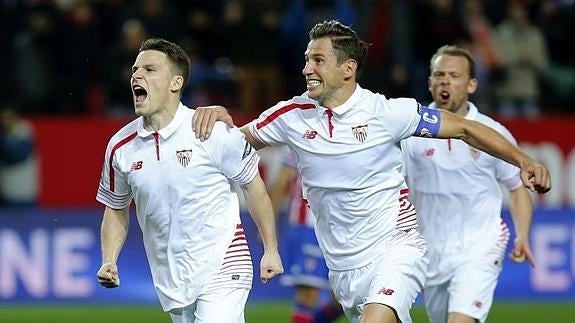 Los jugadores del Sevilla celebran uno de los goles del partido. 