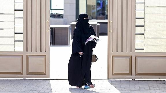 Una mujer abandona el colegio electoral tras votar en Riad.