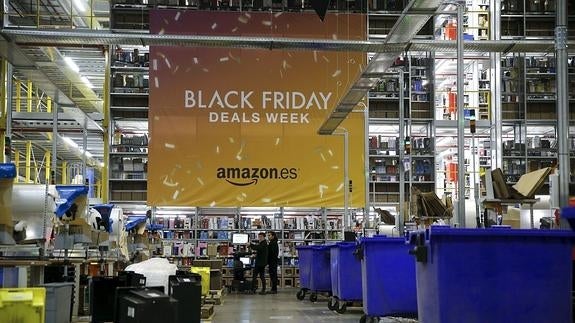 Trabajadores en el centro de distribución de Amazon en Madrid, durante la semana de ofertas por el Black Friday.