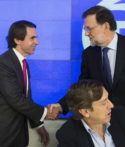 Aznar saluda a Rajoy en el Comité del PP de ayer.