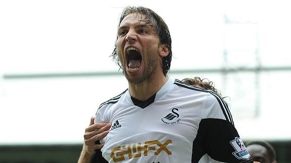 Michu celebra un gol con el Swansea. 