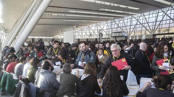 Varios 'cuperos' votan este mediodía en Sabadell. 