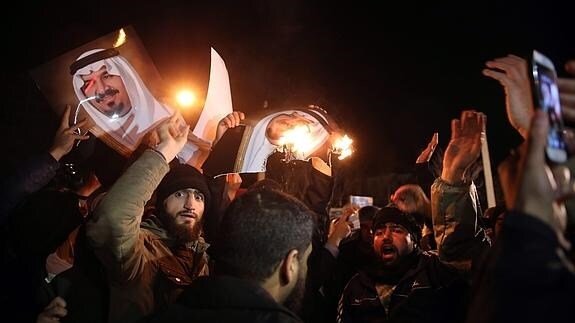 Manifestantes protestan frente a la embajada de Arabia Saudí en Teherán.