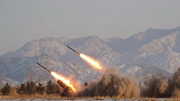 Misiles lanzados por Corea del Norte durante unas maniobras militares. 