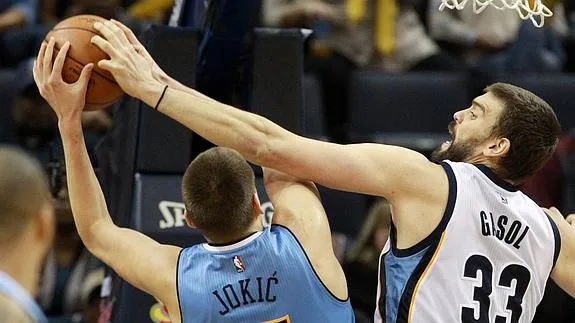 Marc Gasol trata de bloquear un lanzamiento de Nikola Jokic. 