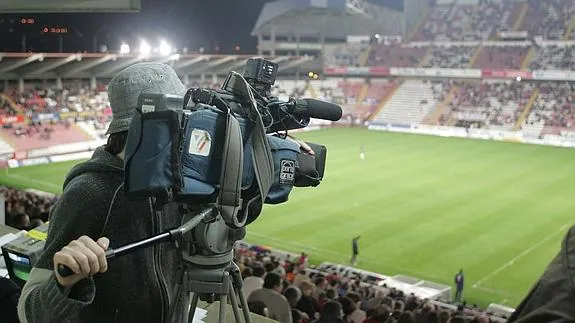 Cámara de televisión preparado para retransmitir un partido de fútbol. 