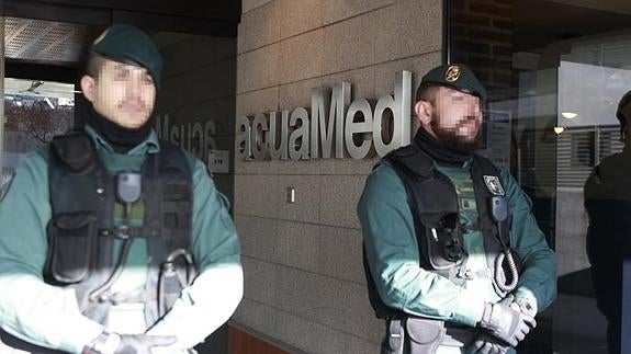 Dos agentes a las puertas de la sede de Acuamed. 