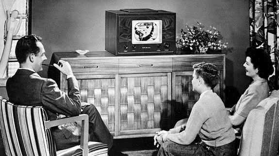 Una familia estadounidense ve la televisión en uno de los primeros televisores comercializados.