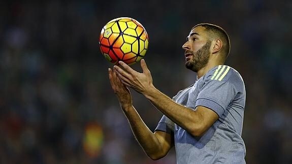 Benzema sostiene el balón. 