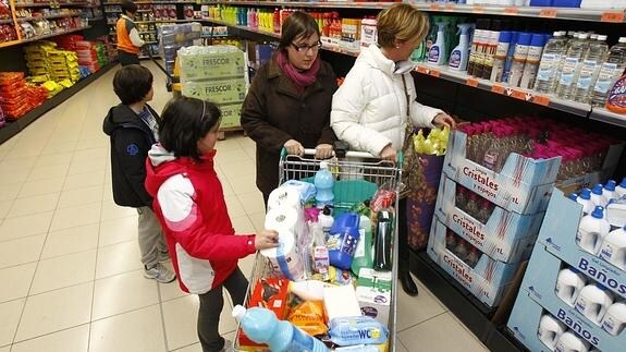 Una familia haciendo la compra en un supermercado.