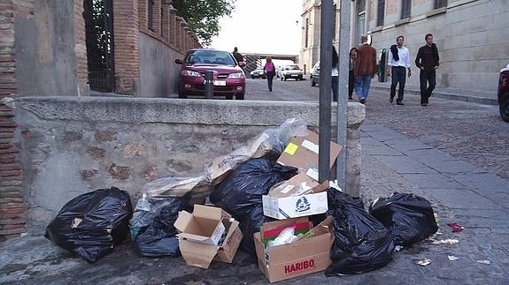 Bolsas de basura en plena calle fuera del horario establecido.