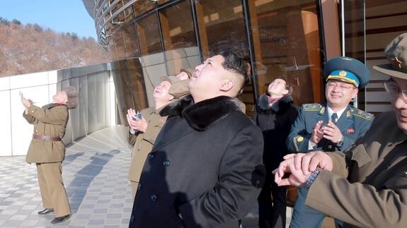 Kim Jong-un observa el lanzamiento de un cohete de largo alcance la semana pasada. 