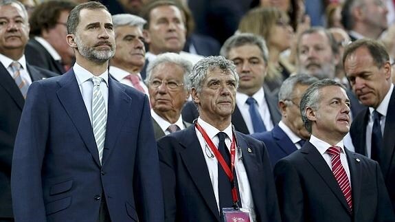 El presidente de la Federación Española de Fútbol, Ángel María Villar (c). 