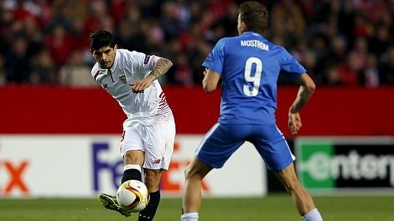 Banega efectuando un pase. 