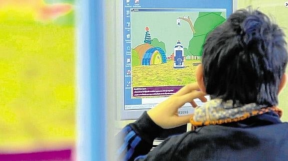 Un menor prueba el videojuego 'Monite', creado para evitar el 'bullying'.