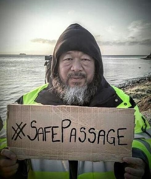 El artista chino Ai Weiwei apoyando la movilización Pasaje Seguro desde Lesbos.