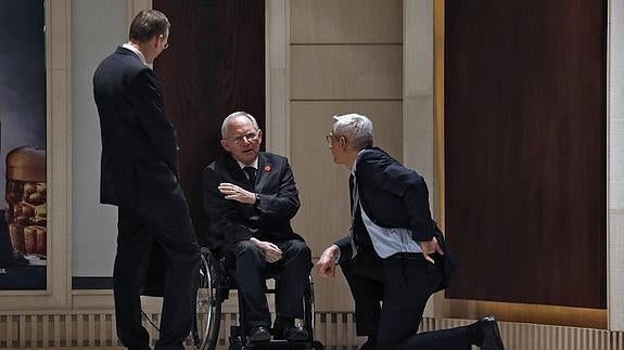 El ministro de Finanzas alemán Wolfgang Schaeuble (c), en Shanghai.