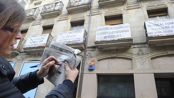 Una mujer busca vivienda. 