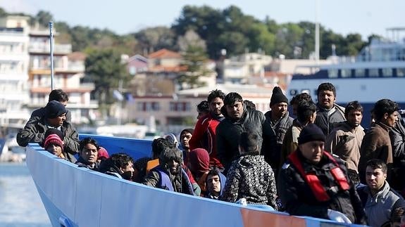 Un grupo de inmigrantes llega a la isla de Lesbos (Grecia). 