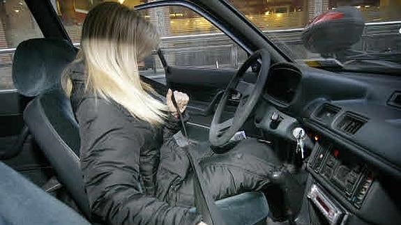 Una mujer colocándose el cinturón de seguridad.