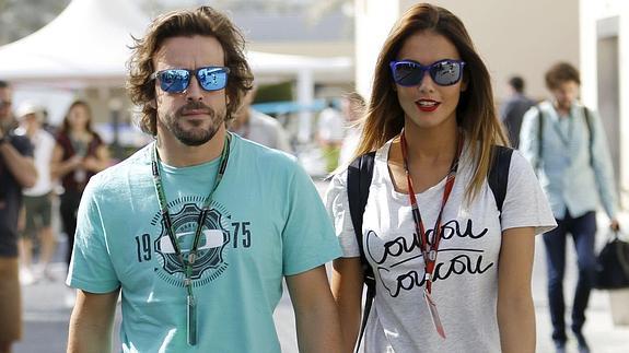 Fernando Alonso y Lara Álvarez, en el circuito Yas Marina. 