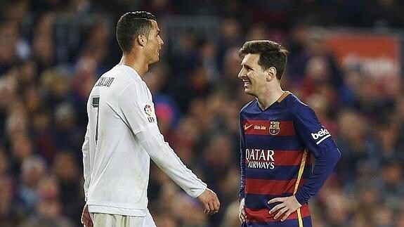 Leo Messi (d), frente a Cristiano Ronaldo durante el clásico. 