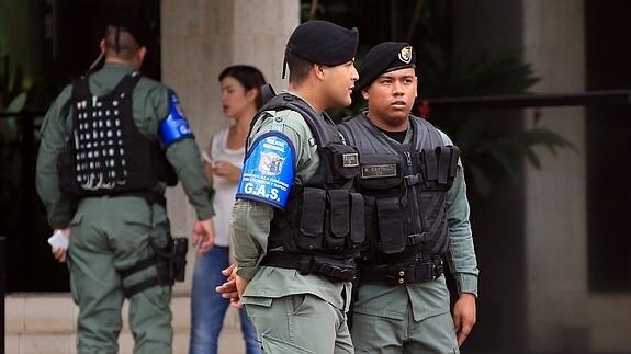 Agentes de policía participan en el resgistro de la sede central de la firma Mossack Fonseca. 