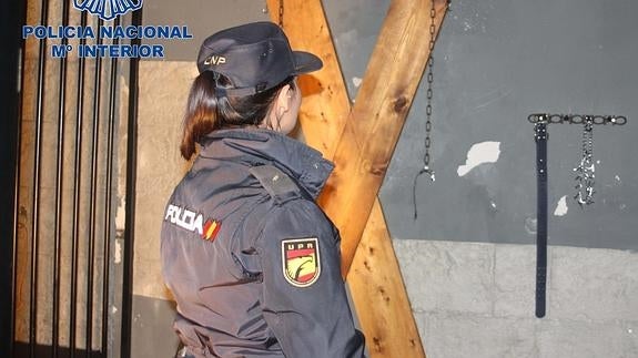 Una agente, durante la operación policial. 