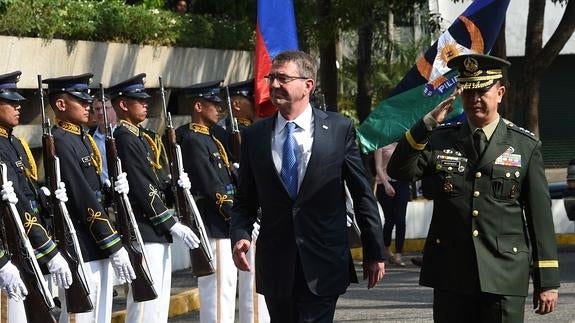 El secretario de Defensa estadounidense, Ash Carter, en Filipinas. 