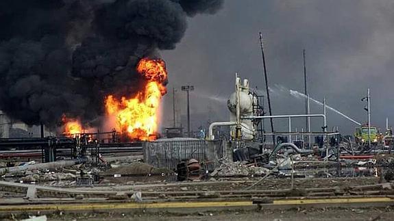 Los bomberos tratan de sofocar las llamas en la central petroquímica siniestrada en Veracruz.