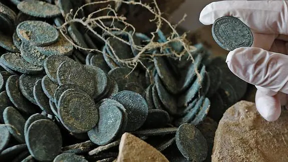 Una de las monedas encontradas en las diecinueve ánforas. 